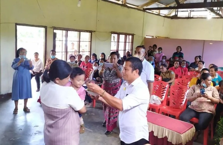 Sufficient nutrition: Hokeng Jaya village chief Gabriel Namang feeds a toddler during the launch of a nutritious food supplement provision program to fight stunting in children, in East Flores regency, East Nusa Tenggara, on May 9, 2022. 
