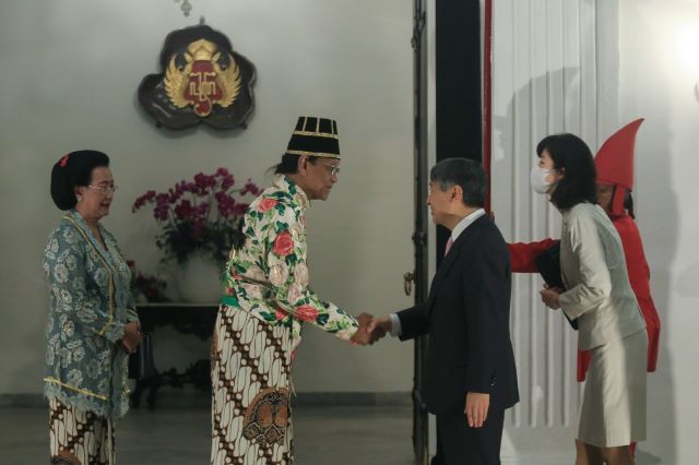Royal welcome: Yogyakarta Sultan Hamengkubuwono X (second left) and his wife Queen Hemas greet Japanese Emperor Naruhito (second right) at Regol Danaprtapa, the front gate of Yogyakarta Palace, on June 21, 2023. 