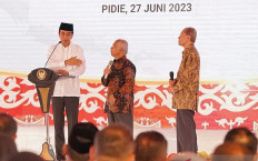 President Joko “Jokowi”Widodo (left) speaks with victims of the 1965 atrocities Jaroni Surjomartono (center) and Sudaryanto Priyono during the launch of government’s non-judicial settlement of 12 past human rights violations at Geudong Hosue in Pidie regency, Aceh on June 27, 2023.