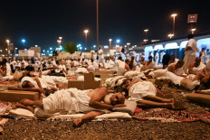 Worshippers 'stone the devil' in final haj ritual