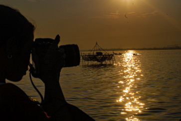 Coastal children start recording with gadgets or real cameras. The final result of the recording assignment is a photo exhibition, the results of learning for four months in an open class.