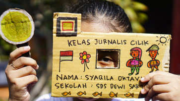 A cardboard camera serves as a tool to stimulate children's imagination of the dynamics in their environment.