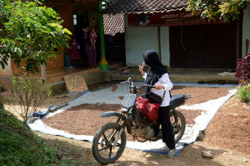 Ike continues her journey to visit another family.