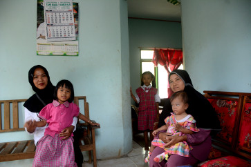 Ike visits the family of toddler Alvia Naura.