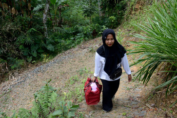Ike continues her trip on foot because of unfavorable conditions.