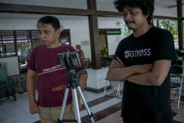 Atung Yunarto and Videographer Saif carry out the video recording process at the Blind Children Education Foundation (YPAB) in Surabaya.
