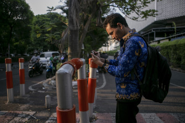 RBS Production Coordinator Sugihermanto conducts visual field reporting on accessibility for wheelchair users on the sidewalk of Jl. Pemuda, Surabaya.
