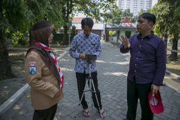 Atung Yunanto conducts an interview with a Scout teacher at SMPLB-A, YPAB Surabaya.