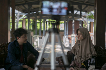 Hanan Abdullah conducts an interview with Karim Sujatmiko, a Surabaya-based stand-up comic at the Blind Children Education Foundation (YPAB) in Surabaya.
