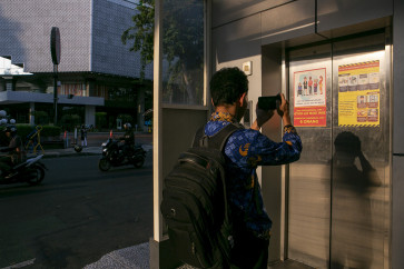 RBS Production Coordinator Sugihermanto conducts visual field reporting on the accessibility of the pedestrian crossing bridge (JPO) on Jl Pemuda in Surabaya. Sugihermanto, who has low vision, is able to record video independently.