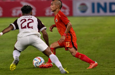 Riko Simanjuntak (R#27) of Persija Jakarta vies for the ball with Yacob Sayuri (L#22) during their League 1 match in Jakarta on July 3, 2023.