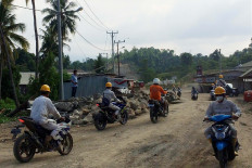 Workers are heading toward or back from the Morowali industrial complex in Bahodopi district, Morowali regency, Central Sulawesi, during a work shift change on around 3 p.m. on Oct. 18. As of October, the industrial estate claimed it had employed more than 15,000 local workers and around 2,500 Chinese workers. 