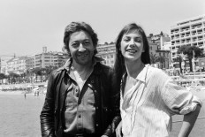 British actress Jane Birkin and French singer Serge Gainsbourg pose during the Cannes Film Festival in Cannes, southern France, on May 22, 1976. British-French singer and actress Jane Birkin died at 76, it was announced on July 16, 2023.
