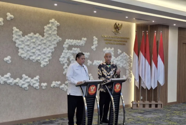 Coordinating Economic Minister Airlangga Hartarto (left) and Central Java Governor Ganjar Pranowo (right) speak at a press conference on July 17, 2023.