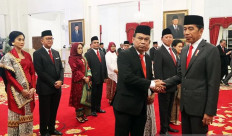Newly inaugurated Communications and Information Minister Budi Arie Setiadi shakes hands with President Joko “Jokowi“ Widodo (right) at the State Palace on July 17, 2023, as other new political appointees look on.
