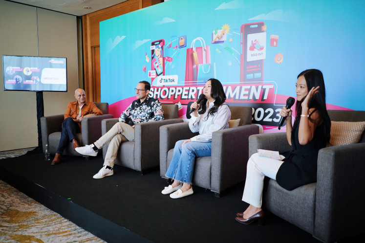 Mohammed Sirajuddeen, Managing Director, Growth & Transformation Lead, Accenture Song  (left), Shant Oknayan, Head of Global Business Solutions - Asia-Pacific, Middle East, Africa & Central Asia, TikTok (second left), Dian Fiona, Founder of Jiniso (second right), and Sitaresti Astarini, Head of Business Marketing, TikTok Indonesia, pose center stage after the press conference session at the Shoppertainment Summit 2023.