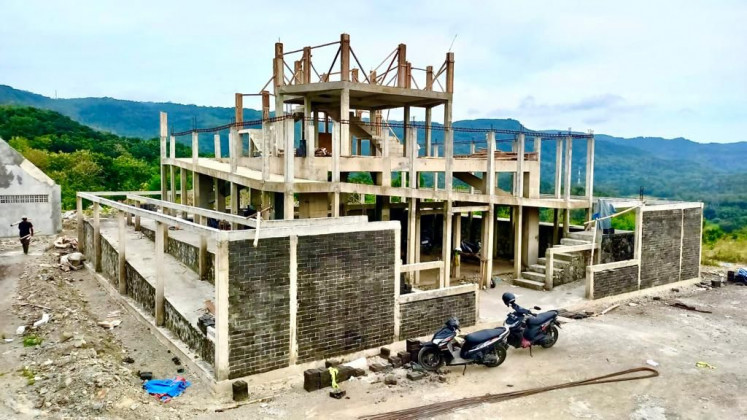 Construction of Monumen Antroposen in Yogyakarta’s Piyungan TPA landfill site on April 12, 2023.