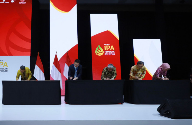 PHE president director Wiko Migantoro (left) signed Masela&rsquo;s sales purchasing agreement during the Indonesian Petroleum Association (IPA) Convention & Exhibition on July 25, 2023, at International Conference and Exhibition Center (ICE), BSD City, Tangerang, Banten.