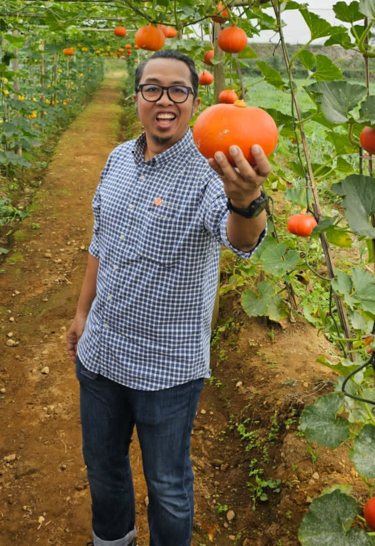 Some people say Roni Pramaditia is “too young“ for a leadership role in the family business, Medco Group. Roni, pictured in the undated photo above at a Medco-owned plantation, believes it is important for everyone to have their own passion outside of work to learn more about themselves.