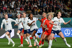 Portugal and USA players await a cross during the Australia and New Zealand 2023 Women's World Cup Group E football match between Portugal and the United States at Eden Park in Auckland on August 1, 2023. 
