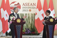 Foreign Minister Retno LP Marsudi (right) talks with Swiss Federal Councillor Ignazio Cassis (left) during a joint press briefing after bilateral talks between the two officials in Jakarta on Aug. 2, 2023.