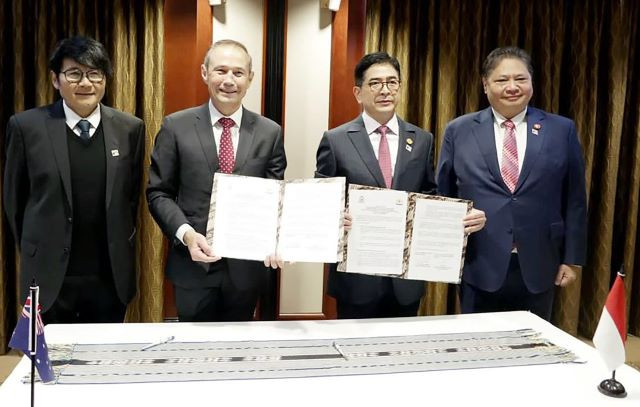 Coordinating Economic Minister Airlangga Hartarto (right), chairman of the Indonesian Chamber of Commerce and Industry (Kadin) Arsjad Rasjid (second right), Premier of Western Australia Roger Cook (second left) and Indonesian Ambassador to Australia Siswo Pramono display on July 4, 2023, a memorandum of understanding on an action plan to implement cooperation between Kadin and the Australian state. The documents were signed in Sydney.