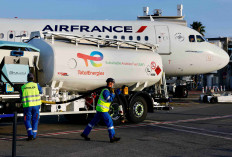 An Air France aircraft, operated with sustainable aviation fuel (SAF) produced by TotalEnergies, is refueled before its first flight from Nice to Paris at Nice airport, France, October 1, 2021.  
