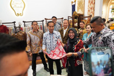 PNM customer’s batik displayed at Gelar Batik Nusantara 2023 steals attention of Jokowi 