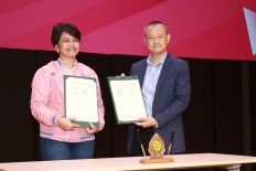 Sinur Linda Gustina (left), director of corporate strategy and human capital management at PT Pembangunan Perumahan (PT PP), and Prof. Tri Basuki Joewono, chancellor of Parahyangan Catholic University (Unpar), hold up copies of the memorandum of understanding (MoU) on cooperation between PT PP and Unpar after a signing ceremony on July 28, 2023 during the Srikandi BUMN Goes to Campus discussion, held at the PPAG Auditorium of Unpar in Bandung, West Java.