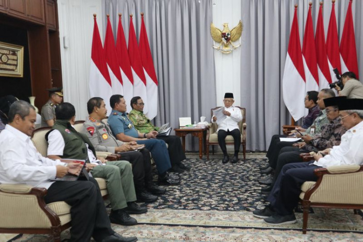 Vice President Ma'ruf Amin (center) leads a coordination meeting on drought and famine in Central Papua at the vice presidential residence in Jakarta on Aug. 2, 2023. Among the meeting attendees were Coordinating Political, Legal and Security Affairs Minister Mahfud MD (fifth left), Indonesian Military (TNI) commander Adm. Yudo margono (fourth left) and National Police deputy chief Comr. Gen. Agus Andrian (third left).