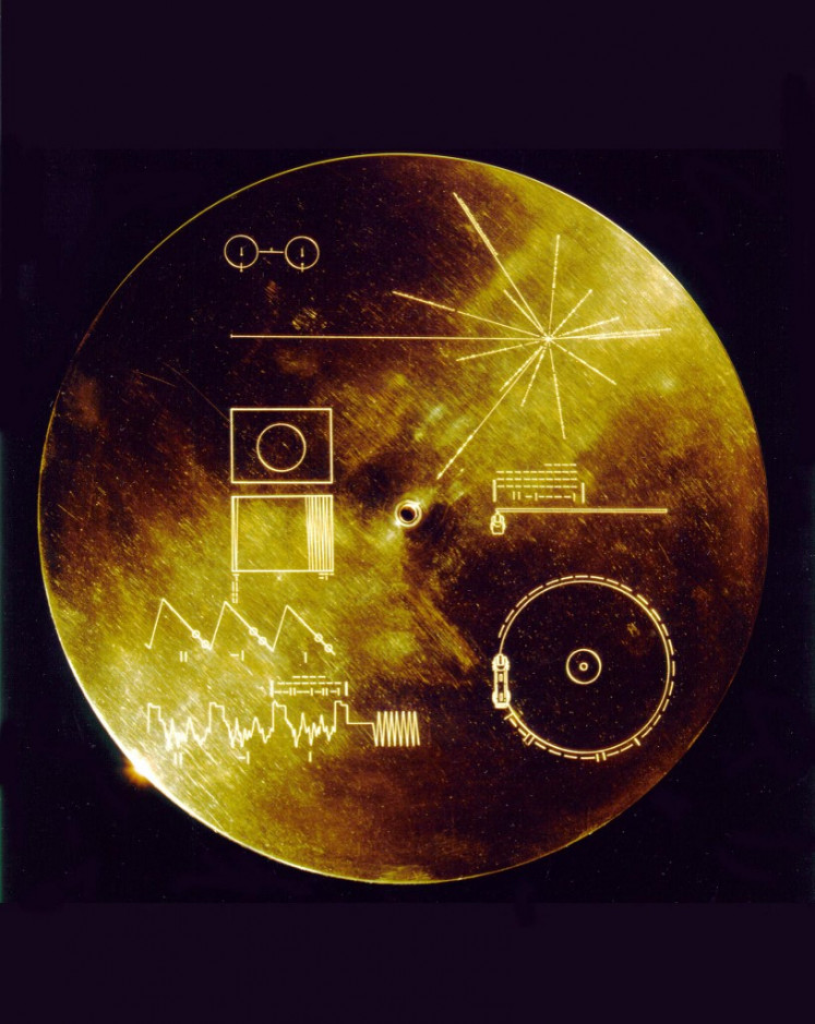 This 1977 NASA file image obtained 29 August 2002 shows a gold aluminum cover that was designed to protect the Voyager 1 and 2 “Sounds of Earth“ gold-plated records from micrometeorite bombardment, but also serves a double purpose in providing the finder a key to playing the record.