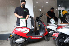 Officers exchange electric motorcycle batteries at Public Electric Vehicle Battery Exchange Station (SPBKLU) in Electrification Director General building, Jakarta, on Monday, August 31, 2020. The testing of battery exchange devices was conducted to encourage people to choose electric vehicles than oil-powered motorcycle and it is hoped that many private companies will support the establishment of SPBKLU so it can be installed in many places across the town. 