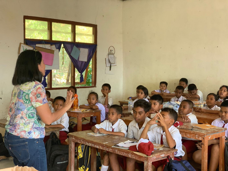 Bernadina Okti, head of human resources at PT Anugerah Pharmindo Lestari, teaches on Monday, August 7, 2023, in a classroom at SDN 01 Labuan Bajo in the APL Mengajar series. In this event, donations from APL and its employees in the form of vitamins, P3K boxes, medicine and books to develop interest in reading and health were given to the students. 