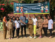 A plaque from PT Anugerah Pharmindo Lestari (APL) is presented on Monday, August 7, 2023, by company president director Christophe Piganiol and head of brand, communication and sustainability management Helen Marlina to SDN 01 Labuan Bajo principal Elisabeth Verti Loyola, S.Pd, and other teachers in the framework of the APL Teaching event in Labuan Bajo, East Nusa Tenggara. The event saw donations from APL and its employees in the form of vitamins, P3K boxes, medicines and books to develop interest in reading and health. 