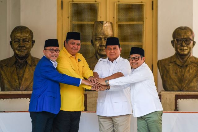 Gerindra party chairman Prabowo Subianto (second right) and (from left to right) National Mandate Party (PAN) chairman Zulkifli Hasan, Golkar Party chairman Airlangga Hartarto, and National Awakening Party (PKB) chairman Muhaimin Iskandar shake hands as they declare their coalition for the 2024 presidential election at Proclamation Museum on Aug. 13, 2023. 