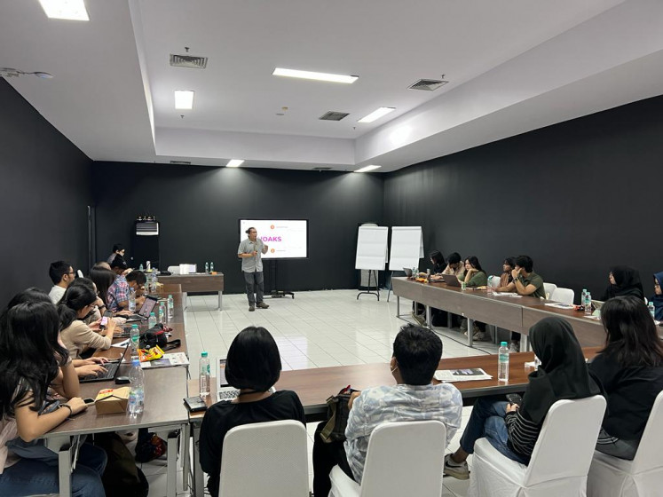  
Participants listen to Adi Masiela, coordinator of CEKFAKTA on “Fact-Checking: Uncovering the Truth” session at The Jakarta Post building fifth floor. 
