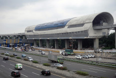 The atmosphere of the Cawang-Cibubur LRT construction project at the Kampung Rambutan LRT station, Jakarta, Wednesday (3/3/2021). The progress of the construction of the Cawang-Cibubur LRT is targeted to operate in early July 2022.  