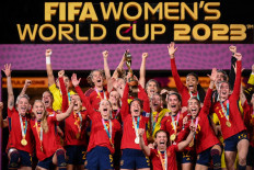 Spain's players celebrate with the trophy after winning the Australia and New Zealand 2023 Women's World Cup final football match between Spain and England at Stadium Australia in Sydney on August 20, 2023. 
