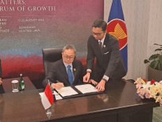 Trade Minister Zulkifli Hasan (left) and the ministry's International Trade Cooperation Director General Djatmiko Bris Witjaksono sign ASEAN mutual recognition agreements (MRAs) at Padma Hotel in Semarang, Central Java, on Aug. 20, 2023.