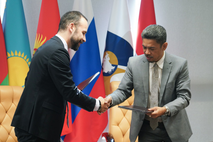 The Indonesian Negotiating Group chairman, director of bilateral negotiations of the Indonesian Trade Ministry Johni Martha shakes hands with the EAEU Negotiating Group chairman, head of division for special issues in trade regulation for trade policy department Anton Tsetsinovskiy after the second round of Indonesia-Eurasian Economic Union free trade agreement negotiations in Moscow, July 28, 2023.