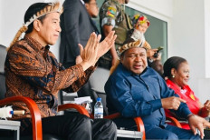 President Joko “Jokowi” Widodo (left) and his host Mozambique President Filipus Nyusi wear traditional headbands as they attend the opening of the National Festival of Culture at Red Bulls Association Field in Maputo on Aug. 23, 2023. Jokowi was on his first African tour. 