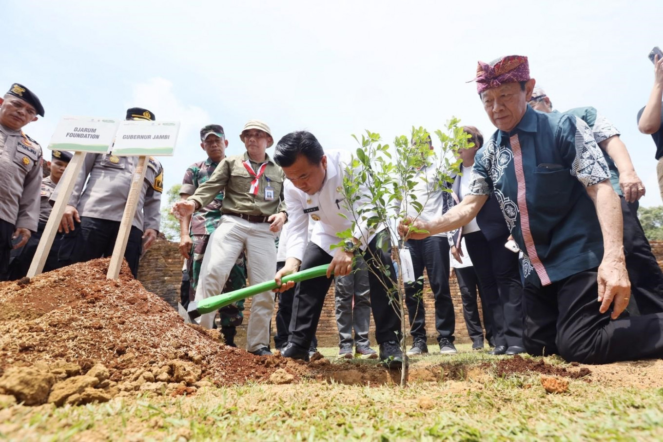 Bakti Lingkungan Djarum Foundation plants 11,920 trees, shrubs at ...