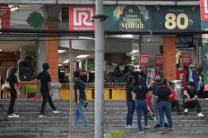 Employees of a department store wait outside the building in Denpasar on the resort island of Bali on April 14, 2023, after a 7.0-magnitude earthquake was recorded in the sea north of Java. 
 (AFP/Sonny Tumbelaka).
Usage: 0