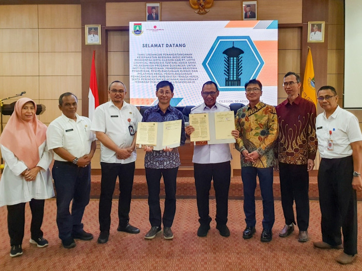 PT LOTTE Chemical Indonesia and members of the Cilegon city administration pose for pictures with their signed memorandum of understanding (MoU) at Cilegon City Hall.