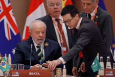 Brazil's President Luiz Inacio Lula da Silva (left) speaks with his advisors before the start of the second working session of the G20 Leaders' Summit at Bharat Mandapam in New Delhi on September 9, 2023. 
