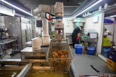 Robot fried chicken: entrepreneur seeks to improve South Korea's favourite food