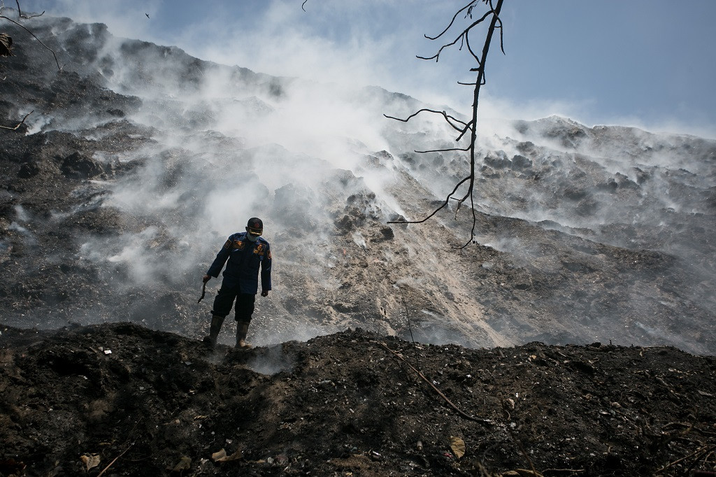 Dry season sparks fires engulfing Central, West Java landfills ...