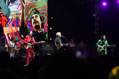 Lies AR (left) performs in Dara Puspita original quartet line-up at the 2022 Synchronize Festival in Jakarta on Oct. 8, 2022.

