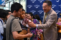 Chinese tourists get VIP welcome as Thai visa waiver scheme begins