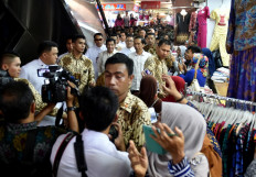 President Joko Widodo (centre right) and Philippine President Rodrigo Duterte (centre left) visit Tanah Abang market in Jakarta on September 9, 2016. 